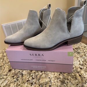 Serra Light Gray Ankle Booties Size 7 NWT